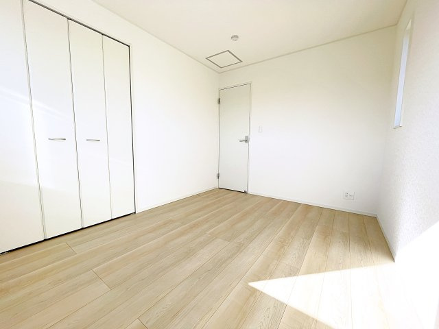 新築戸建・新築建売　西郷村米堀川向＜耐震+制震＞米小・西郷一中の洋室|ホワイトベースの爽やかな洋室！2面採光で日差しがしっかり入り、朝もすっきり目覚められます♪