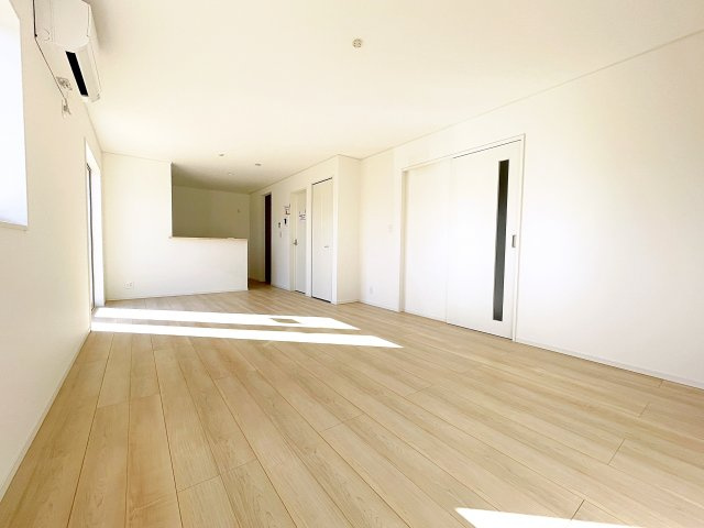 新築戸建・新築建売　西郷村米堀川向＜耐震+制震＞米小・西郷一中の居間・リビング|ホワイトを基調とした明るく開放的なLDKです！