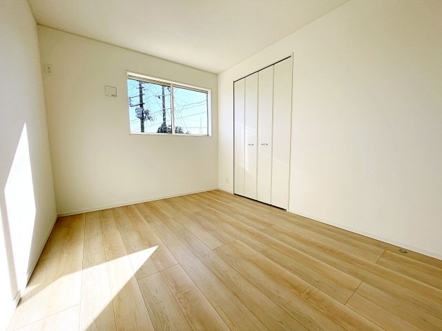 新築戸建・新築建売　西郷村米堀川向＜耐震+制震＞米小・西郷一中の洋室|ナチュラルな光が差し込む2面採光の洋室です！ホワイト基調で清楚感たっぷり♪