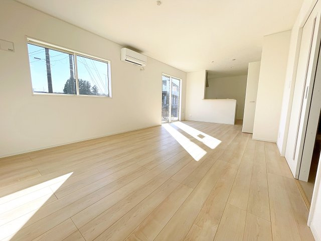 新築戸建・新築建売　西郷村米堀川向＜耐震+制震＞米小・西郷一中の居間・リビング|ダイニングには大きな窓があり明るい陽射しが差し込む開放的で心地よい空間です！