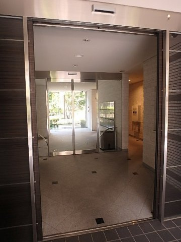 プライムアーバン千駄木のエントランス