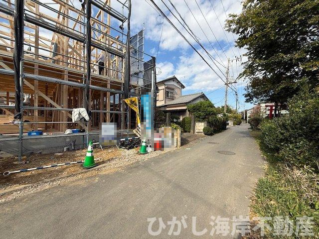茅ヶ崎市萩園　新築戸建　全3棟の前面道路含む現地写真|11月20日撮影　建築中　現地外観