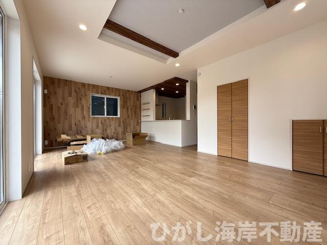 茅ヶ崎市高田３丁目　新築戸建　全2棟の居間・リビング|11月11日撮影　20帖　折上天井のLDK