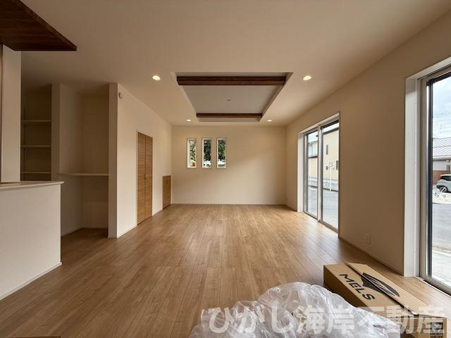 茅ヶ崎市高田３丁目　新築戸建　全2棟のダイニング|11月11日撮影　20帖　折上天井のLDK