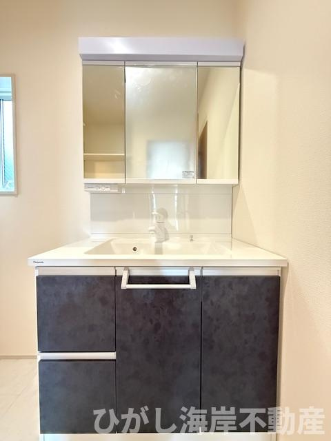 茅ヶ崎市高田３丁目　新築戸建　全2棟の独立洗面台|三面鏡化粧台