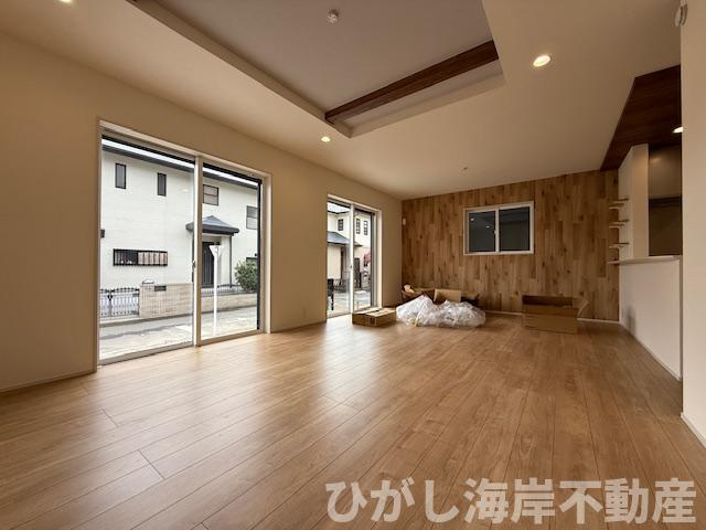 茅ヶ崎市高田３丁目　新築戸建　全2棟の居間・リビング|11月11日撮影　20帖　折上天井のLDK