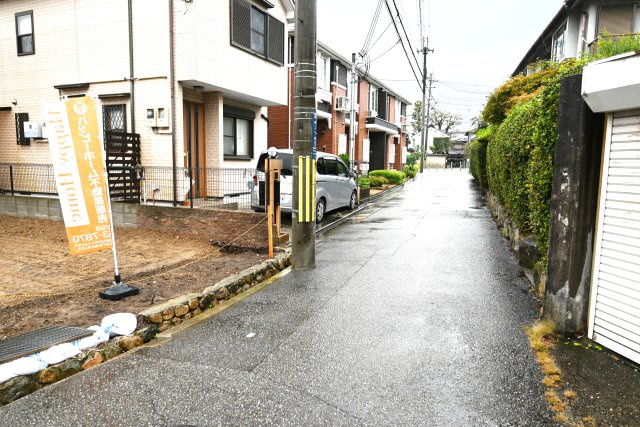 宝塚市平井二丁目建築条件無し土地の前面道路含む現地写真|現地（2025年10月）撮影