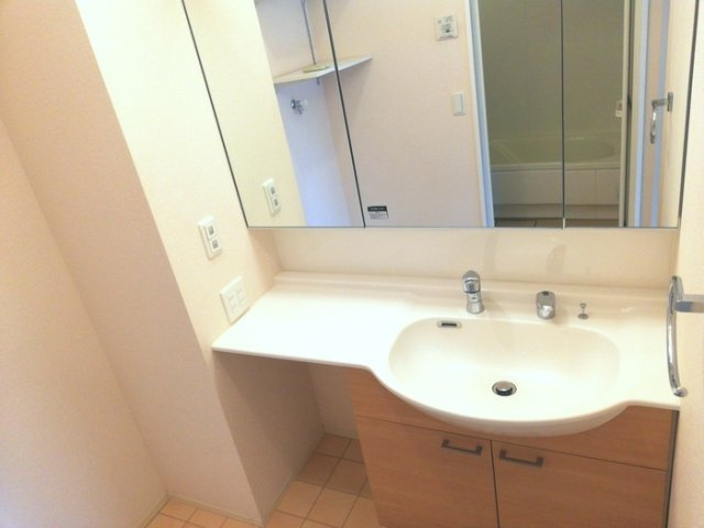 ルメート若葉Ⅱの洗面所|明るい洗面所です★