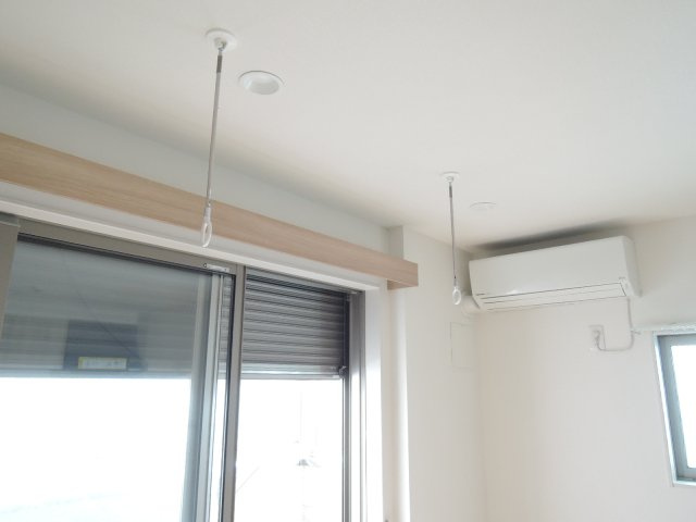 メゾン浦和根岸の設備|★室内用物干しフック＆各部屋にエアコンを設置★