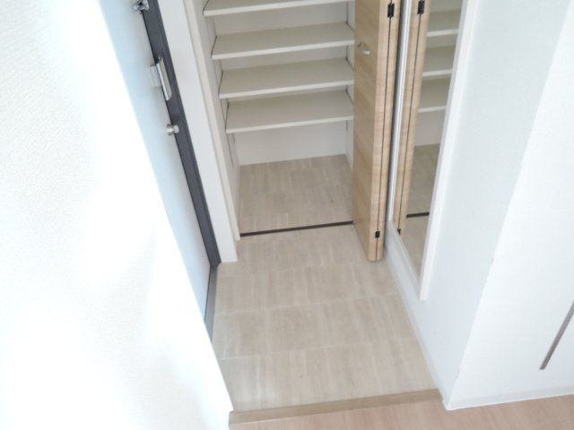 メゾン浦和根岸の収納|★玄関にトールタイプのシューズボックスを設置・姿鏡付き★