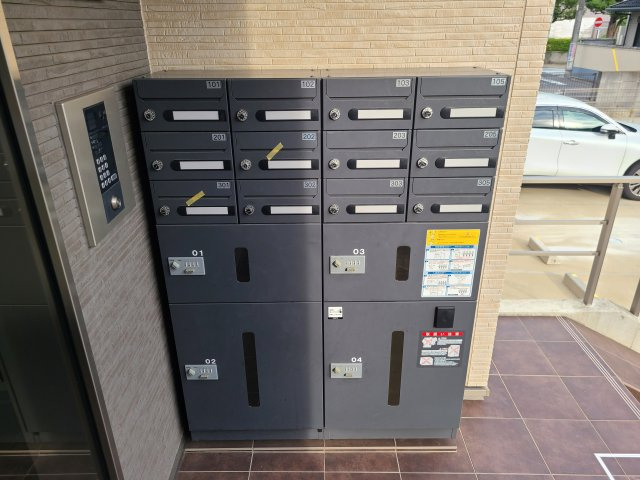 メゾン浦和根岸のロビー|★1階・共用部に宅配ボックスを完備！★