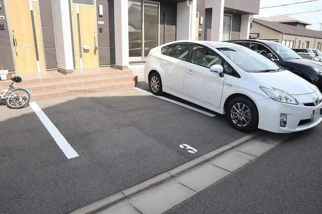 ラ・フェリオ鳴神の駐車場|別部屋参考写真