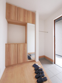 【玄関】 | 中央市井之口 オール電化新築 全2棟 2号棟 車3台並列 | 建物施工例