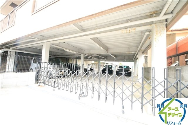 明政ハイツの駐車場|カースペースがあります