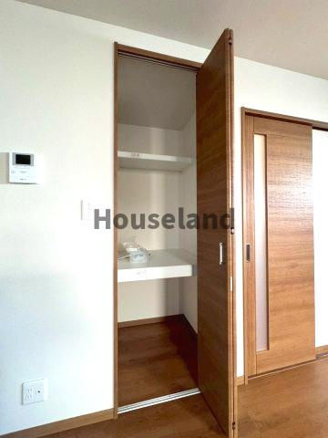 ルピナス・コートの居間・リビング