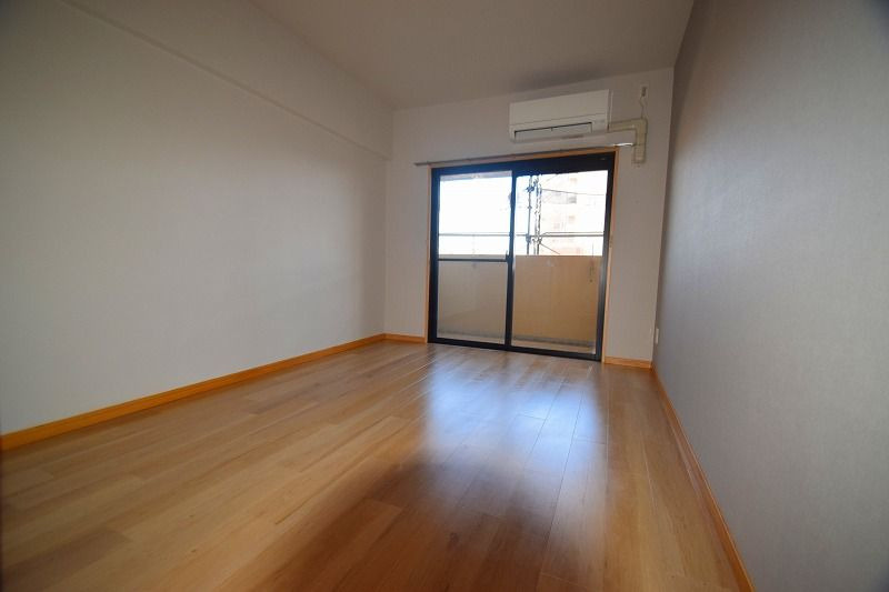 UMIBE BLD.の居間・リビング