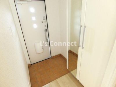 【玄関】 | ポルトボヌールＡ | 背の高い下駄箱には鏡付きで身だしなみチェック。