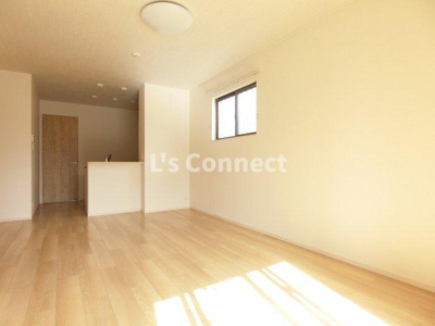 【居間・リビング】 | ポルトボヌールＡ | 角部屋で２面に窓があります。