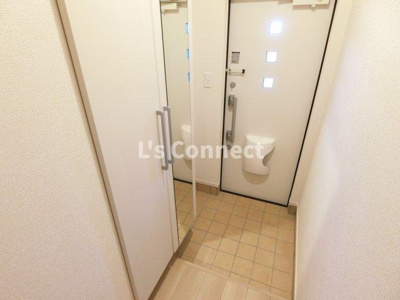 【玄関】 | ポルトボヌールＣ | 背の高い下駄箱には鏡付きで身だしなみチェック。