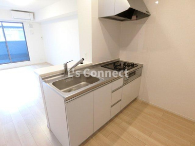 【キッチン】 | ポルトボヌールＣ | ３口ガスコンロのシステムキッチン。