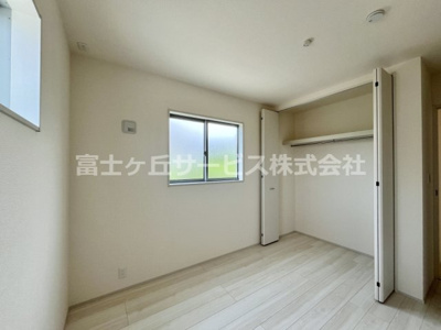 【洋室】 | 榛原郡吉田町住吉 8期 新築一戸建て | キッチン裏の洋室5.2帖
