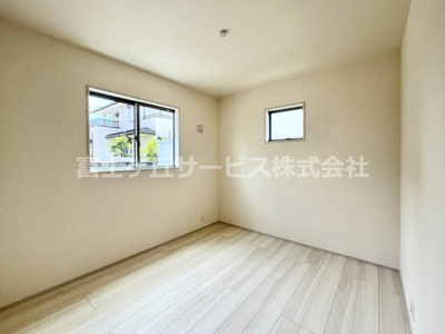 【子供部屋】 | 榛原郡吉田町住吉 8期 新築一戸建て | 玄関側の洋室5.2帖