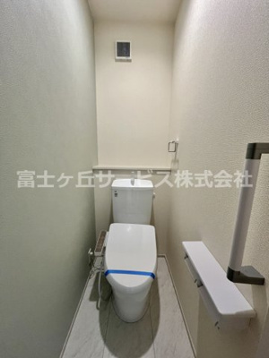 【トイレ】 | 榛原郡吉田町住吉 8期 新築一戸建て | 玄関横のトイレ