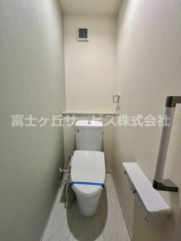 【トイレ】 | 榛原郡吉田町住吉 8期 新築一戸建て | 玄関横のトイレ