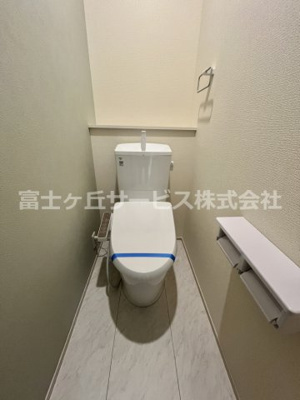 【トイレ】 | 榛原郡吉田町住吉 8期 新築一戸建て | LDK横のトイレ