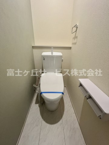 【トイレ】 | 榛原郡吉田町住吉 8期 新築一戸建て | LDK横のトイレ
