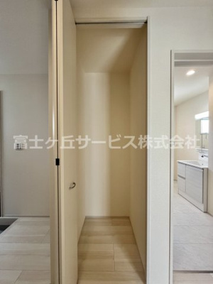 【収納】 | 榛原郡吉田町住吉 8期 新築一戸建て | 玄関横の収納