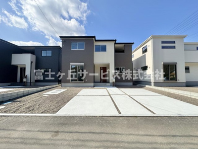 【外観】 | 島田市金谷東2丁目 4期 新築一戸建て 2号棟 | 現在建築中の外観画像です。ご内覧は同じメーカーの完成物件へご案内いたしますので、いつでもご相談ください！