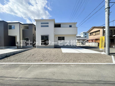 【外観】 | 島田市金谷東2丁目 4期 新築一戸建て 3号棟 | 現在建築中の外観画像です。ご内覧は同じメーカーの完成物件へご案内いたしますので、いつでもご相談ください！