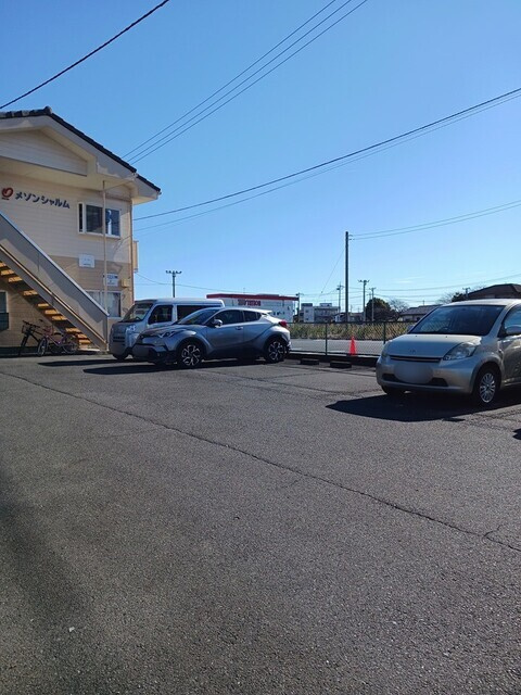 メゾンシャルムの駐車場