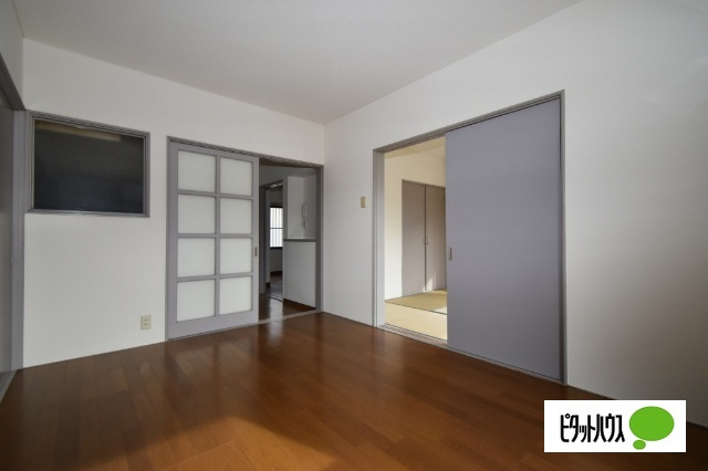 ハイツ三幸プレイス広沢Bの居間・リビング