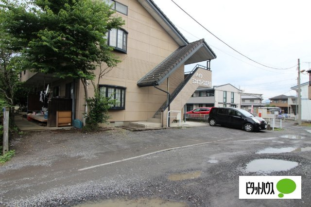 ハイツ三幸プレイス広沢Bの駐車場