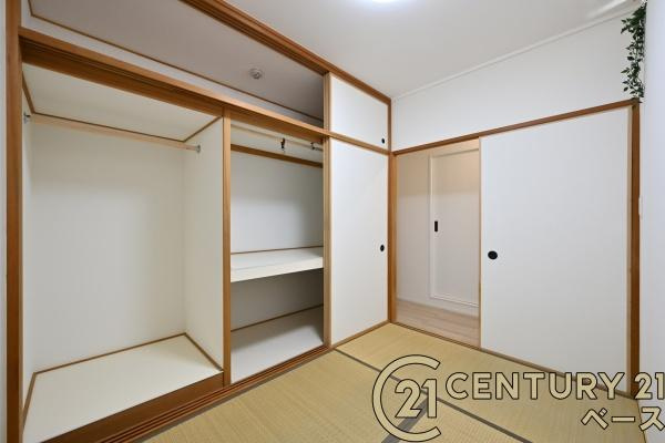 タワーヒルズ西大和の和室|■現地撮影写真■リビング隣接タイプのタタミコーナーです！便利な押し入れもあり！