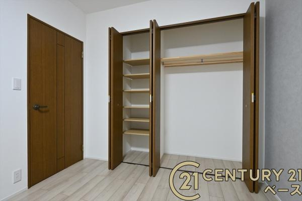 タワーヒルズ西大和の収納|■現地撮影写真■冬物のコートや季節のものなどたくさんしまえる広さ！
