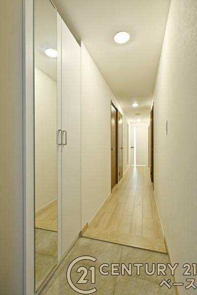 タワーヒルズ西大和の玄関|■現地撮影写真■あると便利な玄関横の収納を完備！