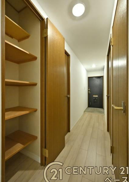 タワーヒルズ西大和の内装|■現地撮影写真■廊下部分にも収納スペース完備！