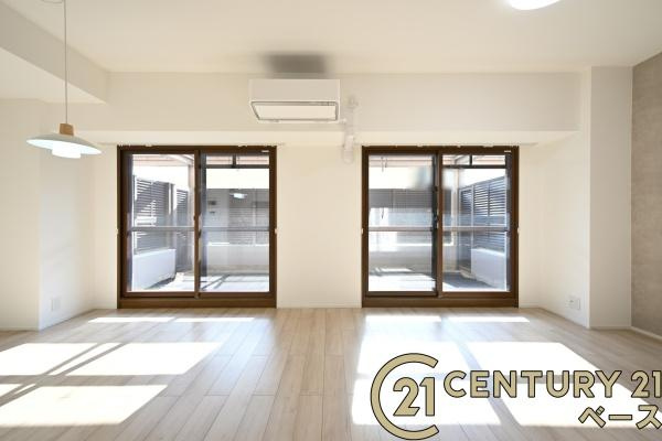 タワーヒルズ西大和の居間・リビング|■現地撮影写真■南向きの大きな窓から柔らかい光が射し込みます。