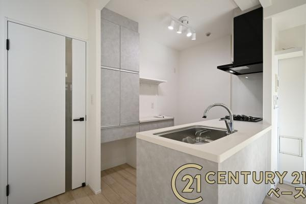 タワーヒルズ西大和のキッチン|■現地撮影写真■キッチン背面には便利なキャビネット収納を設置！
