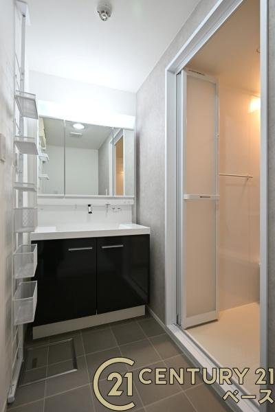 タワーヒルズ西大和の独立洗面台|■現地撮影写真■忙しい朝の時間が快適になる広くてキレイな洗面スペースです！