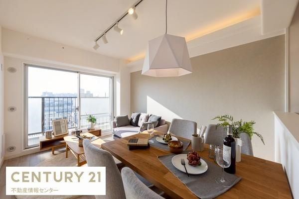 【居間・リビング】 | ルネ・パークプラザ | １３階建の８階部分！
前面がひらけているため陽当り、通風、眺望良好です！