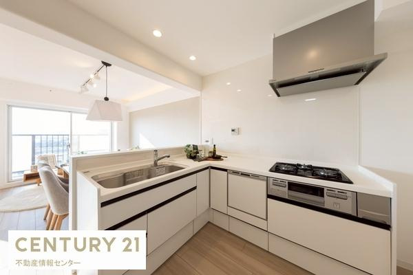 【キッチン】 | ルネ・パークプラザ | Ｌ字型のキッチンは家事がしやすく、
収納も豊富です！
食洗器も付いています！