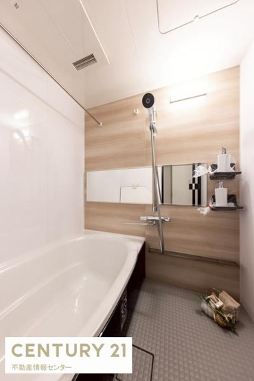 【浴室】 | ルネ・パークプラザ | 浴室乾燥機付きのバスルーム！
黒の扉もオシャレですね！