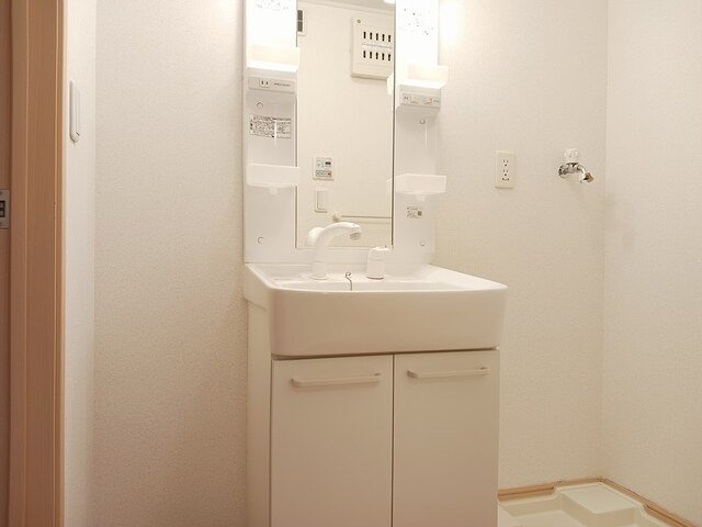 カトルセゾンＣの洗面所|脱衣スペースもあります