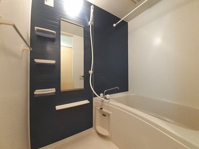 ドムス・ウィスタリアⅡの浴室|日々の疲れを癒すお風呂付です