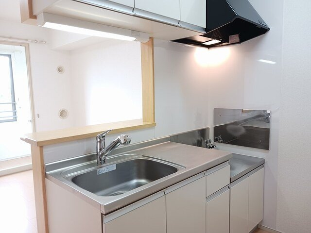 グランティスのキッチン|コンパクトなキッチンで掃除もラクラク