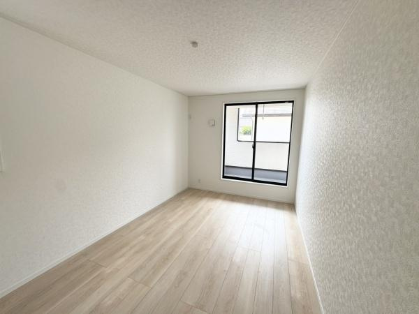 宮崎市祇園第２－２号棟　戸建の寝室|【2階洋室】
バルコニーに面したお部屋は陽当り良好。主寝室にいかがでしょうか。